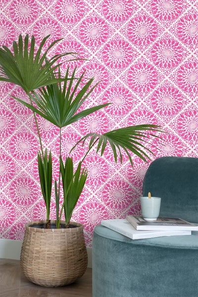 Dekoratives Zimmer mit Ornamenttapete, Pflanze und Sitzhocker