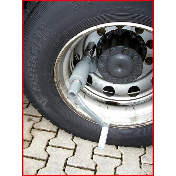 Radmutterknacker an einem Reifen