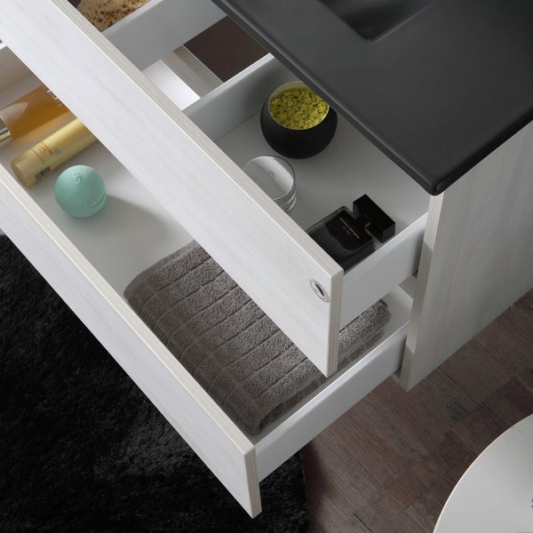 Badezimmermöbel mit offenen Schubladen und Badutensilien