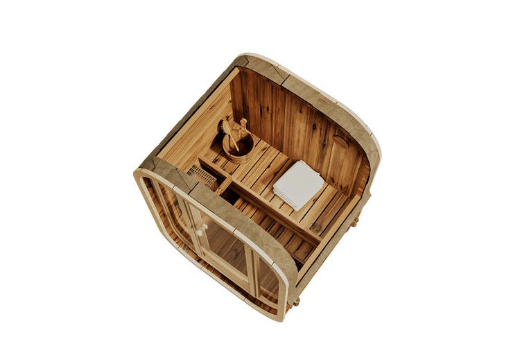 Draufsicht einer kompakten Fasssauna aus Holz mit Sitzbank, einem Saunakübel inklusive Kelle und einem weißen Handtuch.