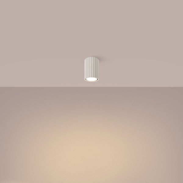 Weiße Deckenleuchte mit gerippter Oberfläche.