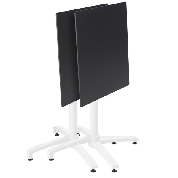 Zwei Bistrotische mit klappbaren quadratischen Tischplatten und weißen Gestellen.