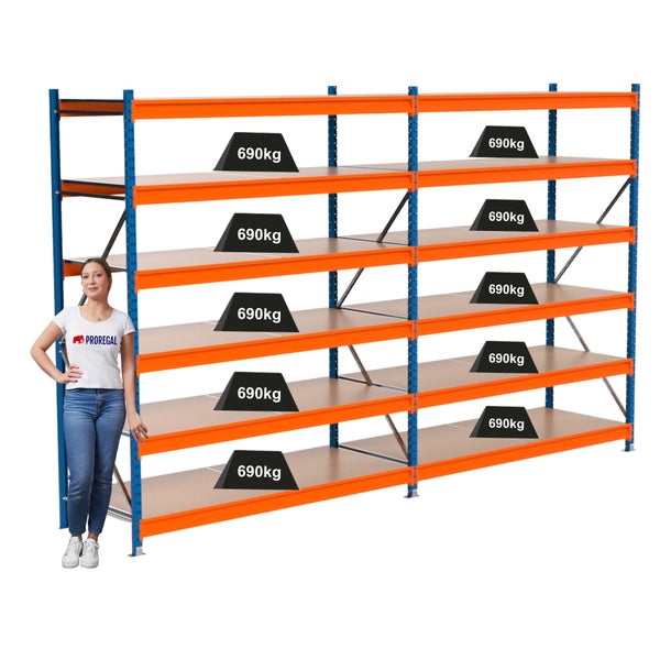 Metallregal mit hoher Traglast und einer Frau zur Größendarstellung