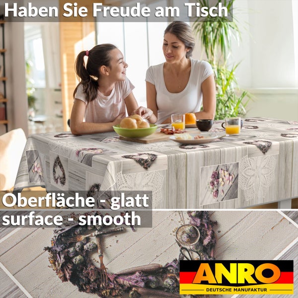 Tischdecke mit Herzmotiven auf einem Tisch mit Mutter und Tochter beim Essen