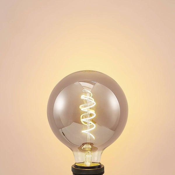 LED-Globelampe mit spiralförmigem Filament, Glas, eingeschaltet.
