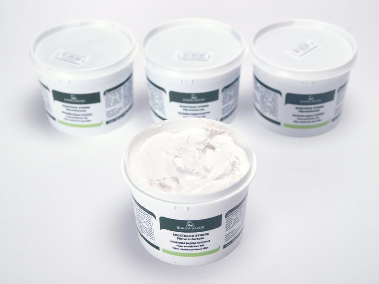 Drei Eimer Holzspachtel, einer davon geöffnet