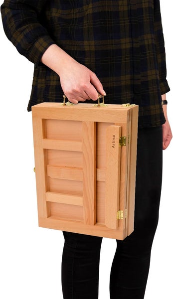 Holzkoffer Staffelei mit Tragegriff in der Hand