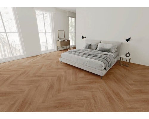 Modernes Schlafzimmer mit Fischgrät-Bodenbelag in Holzoptik, weißem Doppelbett und großen Fenstern in heller Atmosphäre.