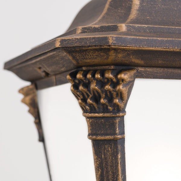 Detailansicht einer klassischen Außenleuchte aus Metall im antiken Design mit patinierter Oberfläche.