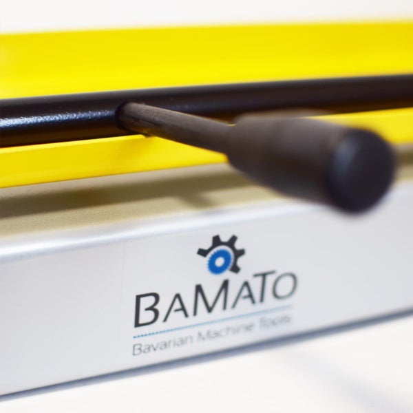 Detailansicht eines Hebels an einer Bamato Maschine mit Bamato Logo auf einem Metallgehäuse.