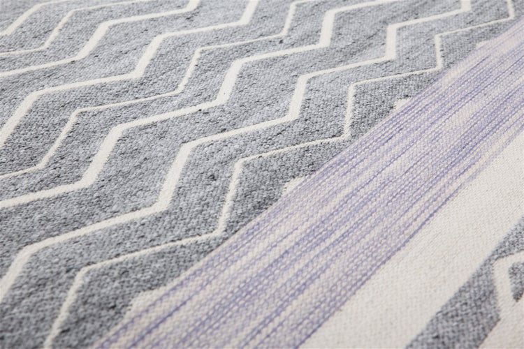 Rechteckiger Teppich mit Struktur in Blau.