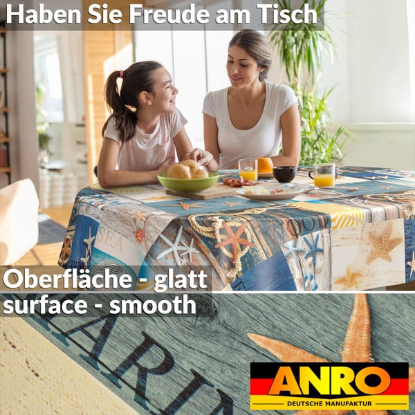 Wachstuch-Tischdecke mit maritimem Muster aus Seesternen und Tauen auf glatter Oberfläche in einer hellen Esszimmer-Szene mit ANRO Logo.