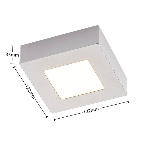 Quadratische LED-Deckenleuchte in Silber, Abmessungen 122 mal 122 Millimeter, Höhe 35 Millimeter.