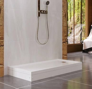 Badezimmer mit flacher Duschwanne und Duscharmatur an gefliester Wand