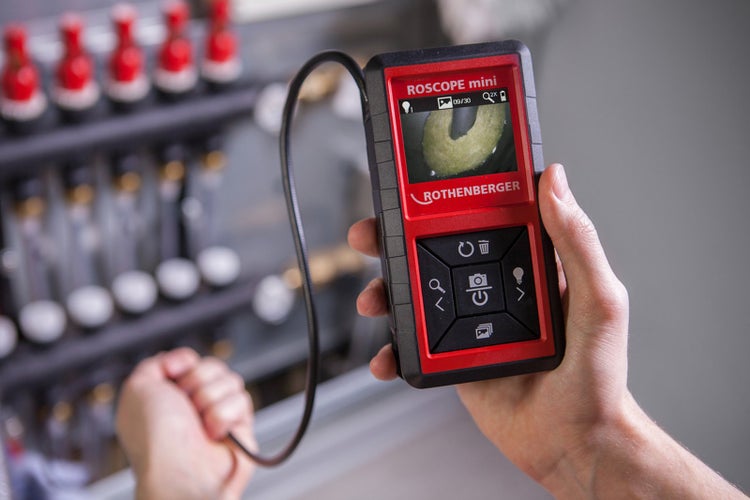 Rothenberger Roscope Mini Inspektionskamera in der Hand