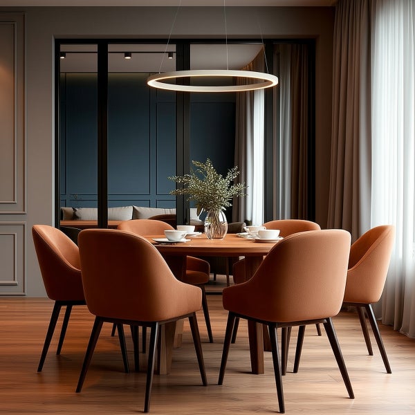 Esszimmer mit Holztisch, Stühlen, Pendelleuchte und Vorhängen