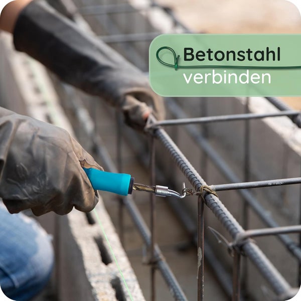 Betonstahl verbinden mit einem Drillapparat und Drilldraht zur Bewehrung auf einer Baustelle.