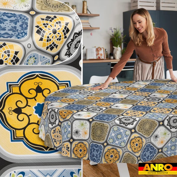 Eine Frau legt eine abwischbare Tischdecke mit orientalischem Fliesenmuster in einer hellen Küche auf einen Tisch. Detailansichten. ANRO Logo.