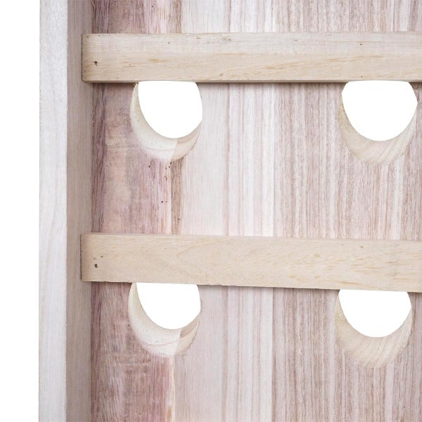 Weinregal aus Holz mit Aussparungen für Flaschen