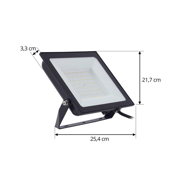 Flacher LED-Strahler in Schwarz mit Maßen: Breite 25,4 Zentimeter, Höhe 21,7 Zentimeter und Tiefe 3,3 Zentimeter.