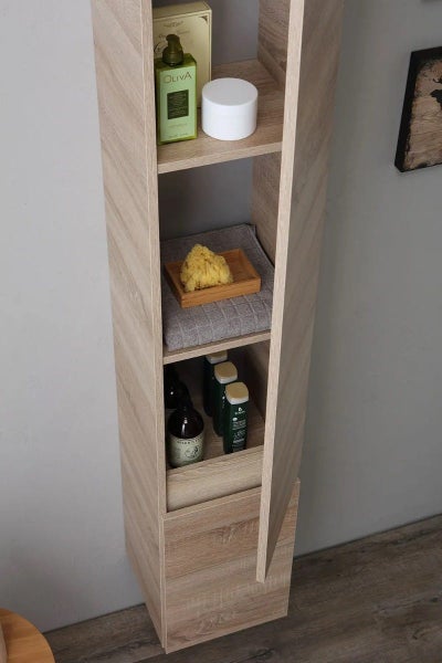 Badezimmerschrank mit Regalen und diversen Badartikeln