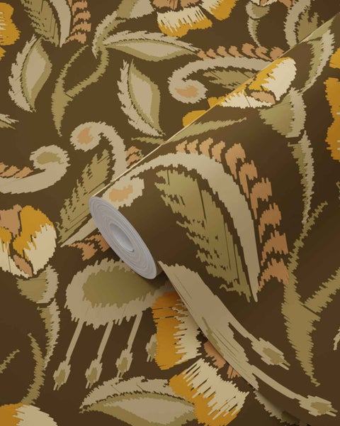 Vliestapete mit großflächigem, floralem Ikat-Muster in Braun, Beige und Gelb, Ansicht einer angerollten Tapetenbahn.