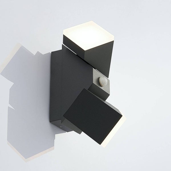 Moderne Außenwandleuchte mit Bewegungsmelder und zwei quadratischen Lichtquellen.