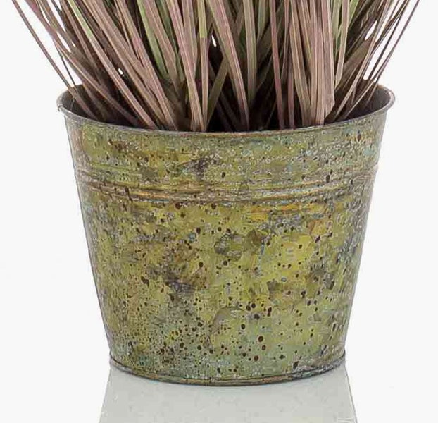 Nahaufnahme vom Stiel einer künstlichen Farnpflanze mit grünen Blättern.