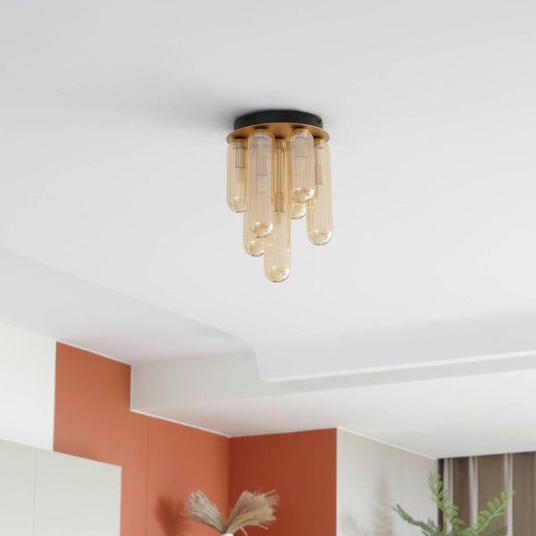 Moderne Deckenleuchte mit bernsteinfarbenen Glasröhren in verschiedenen Längen an einer runden metallischen Basis.