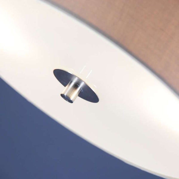 Detailansicht einer Deckenleuchte mit Metallhalterung für den weißen Diffusor unter dem braunen Textilschirm.