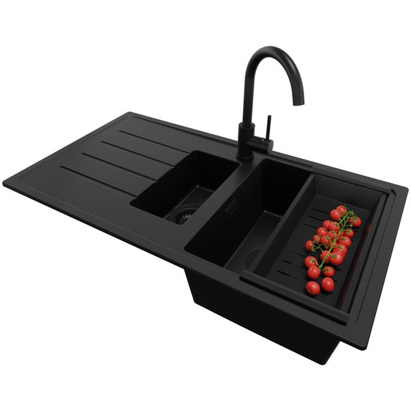 Schwarze Einbauspüle mit zwei Becken, Abtropffläche, Küchenarmatur und Multifunktionsschale aus Verbundwerkstoff.