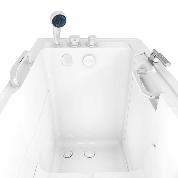 Begehbare Badewanne mit Handbrause und Armaturen.