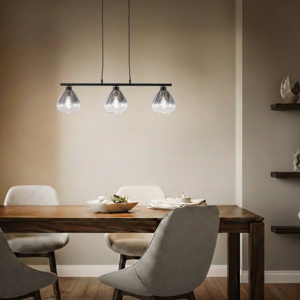 Esszimmer mit Holztisch und Pendelleuchte mit drei Glaslampenschirmen