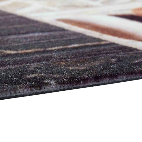 Detailaufnahme eines Teppichs mit geometrischem Muster