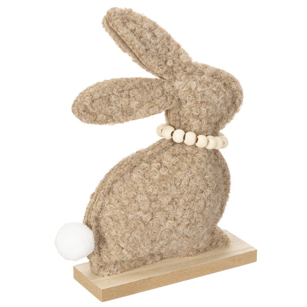 Dekorativer Osterhase aus Textil auf Holzsockel mit Halskette aus Holzkugeln.