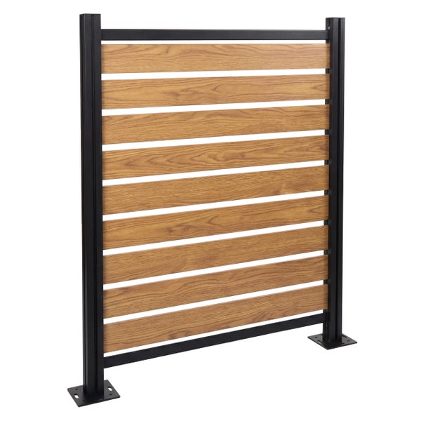 Sichtschutzelement für den Garten mit horizontalen Lamellen in Holzoptik und schwarzem Metallrahmen.