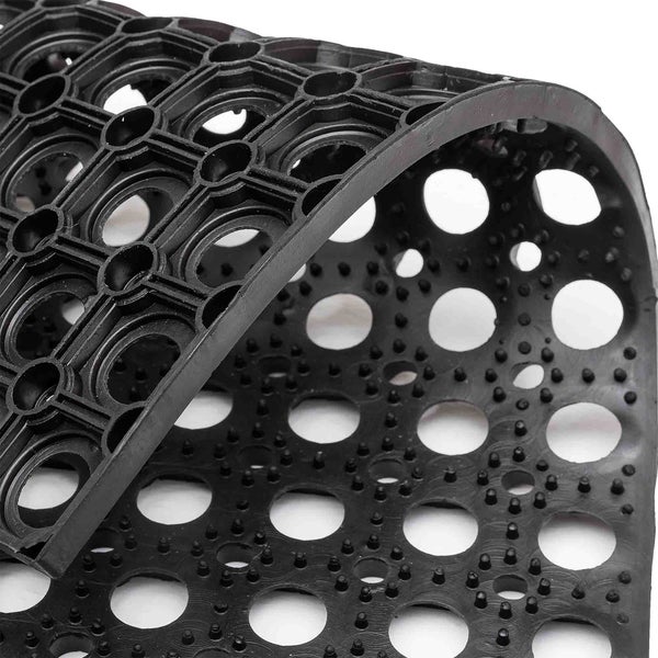 Schwarze Gummimatte mit Löchern