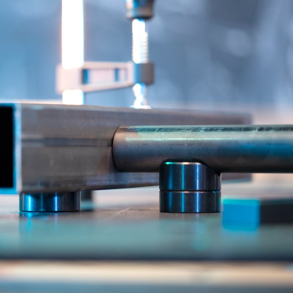 Detailansicht einer Metallkonstruktion mit Rohr, Vierkantprofil und Lagerelementen