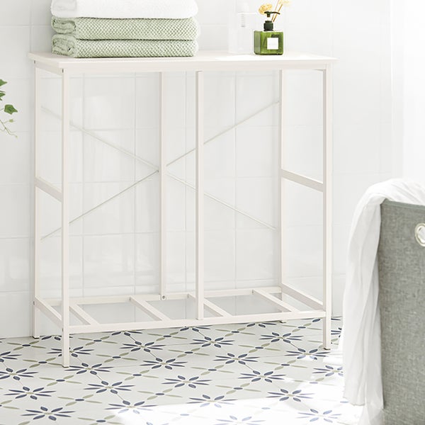 Badezimmer mit weißem Regal, Handtüchern und Fliesenboden