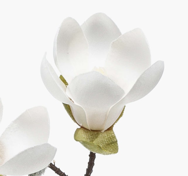 Künstliche Magnolienblüte aus Textil in Weiß mit grünem Kelchblatt.