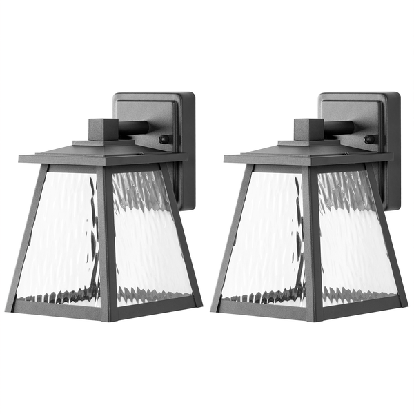 Set aus zwei Außenwandleuchten im Laternen-Stil mit dunklem Metallrahmen und strukturiertem Glas.