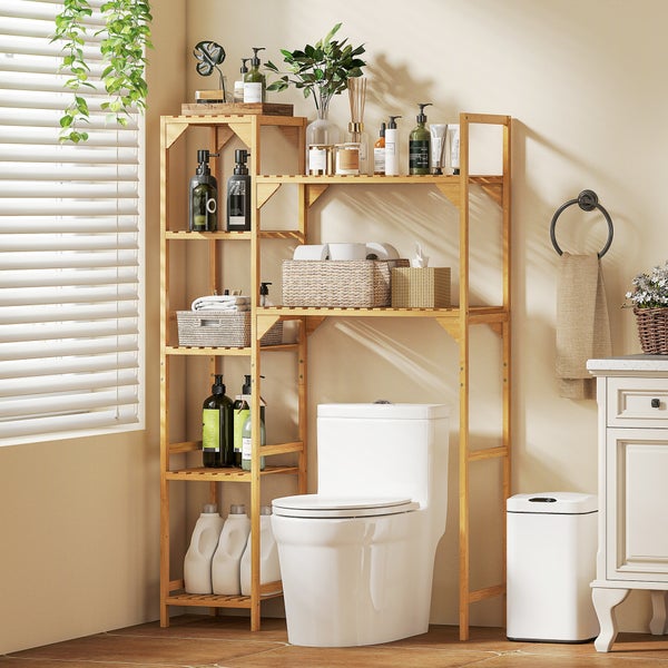 Platzsparendes Toilettenregal aus Bambus mit mehreren Ablagen für Badutensilien in einem hellen, modernen Badezimmer.