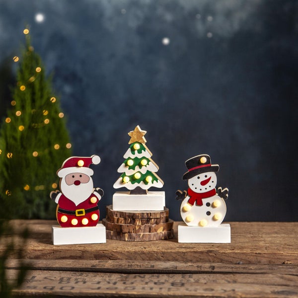 Weihnachtliche Szene mit beleuchteten Papiersternen, Sofa und Dekoration