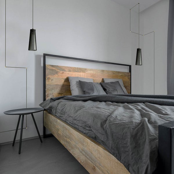 Schlafzimmerszene mit Holzbett, Nachttisch und zwei Pendelleuchten