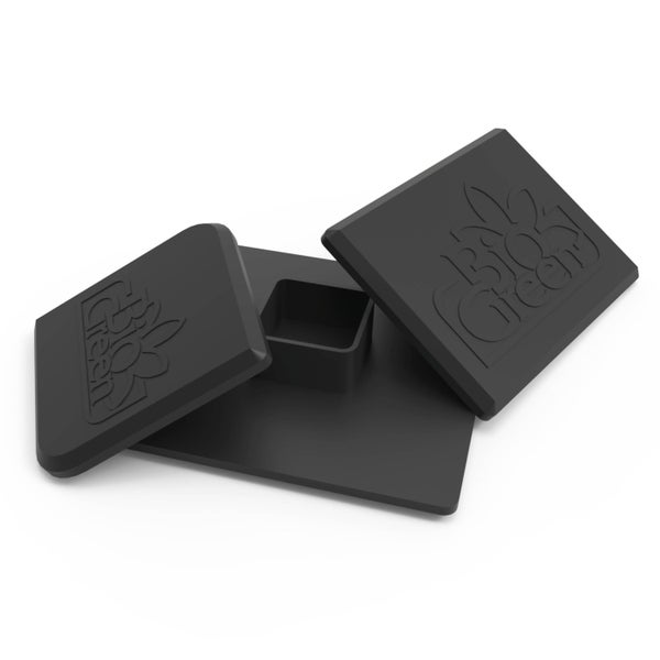 Bio Green Kunststoff-Zubehör in Schwarz, bestehend aus einer Basisplatte mit quadratischer Aufnahme und zwei Abdeckplatten mit Bio Green Logo.