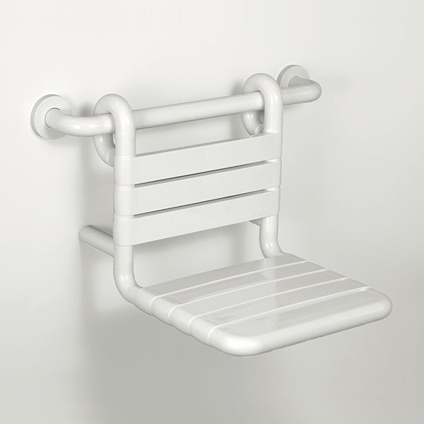 Wandmontierter Duschsitz aus weißem Kunststoff, eingehängt in eine Haltestange für barrierefreie Badezimmer.