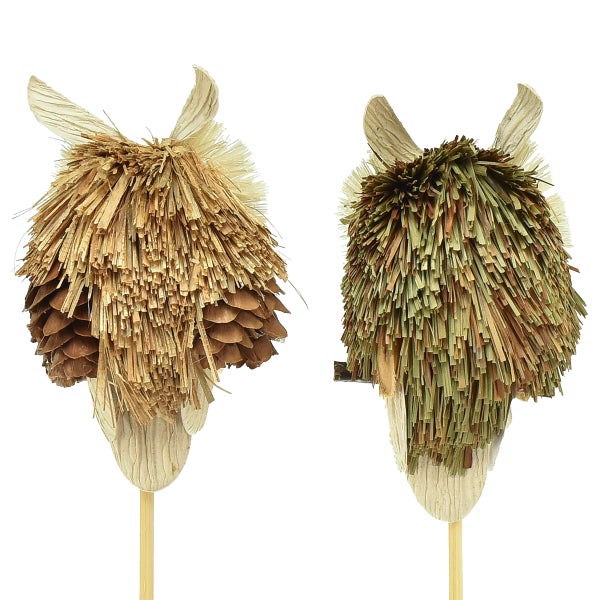 Zwei Dekofiguren in Form von Tierköpfen mit Naturmaterialien