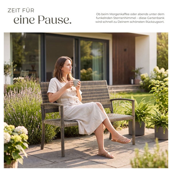 Frau sitzt auf einer modernen Gartenbank aus Kunststoffgeflecht auf einer Terrasse vor einem Haus mit Garten.