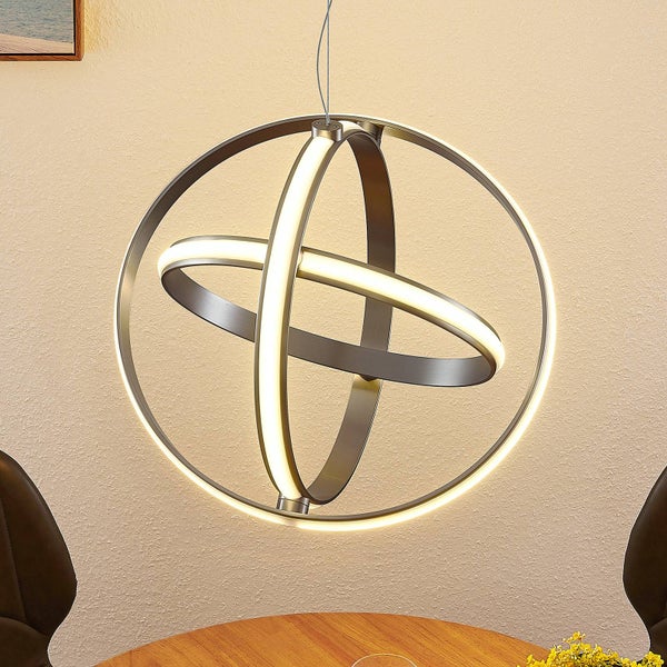Moderne LED-Pendelleuchte mit drei ineinandergreifenden Metallringen und integrierten Lichtbändern.