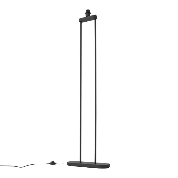 Moderner Stehleuchtenfuß aus schwarzem Metall mit zwei Stäben, ovaler Basis und Fußschalter.